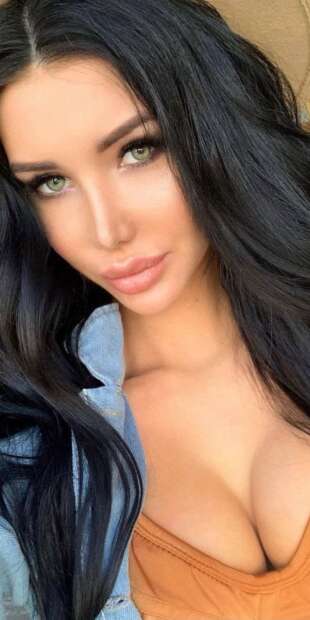 Модель оказывающая эскорт услуги на Новый год